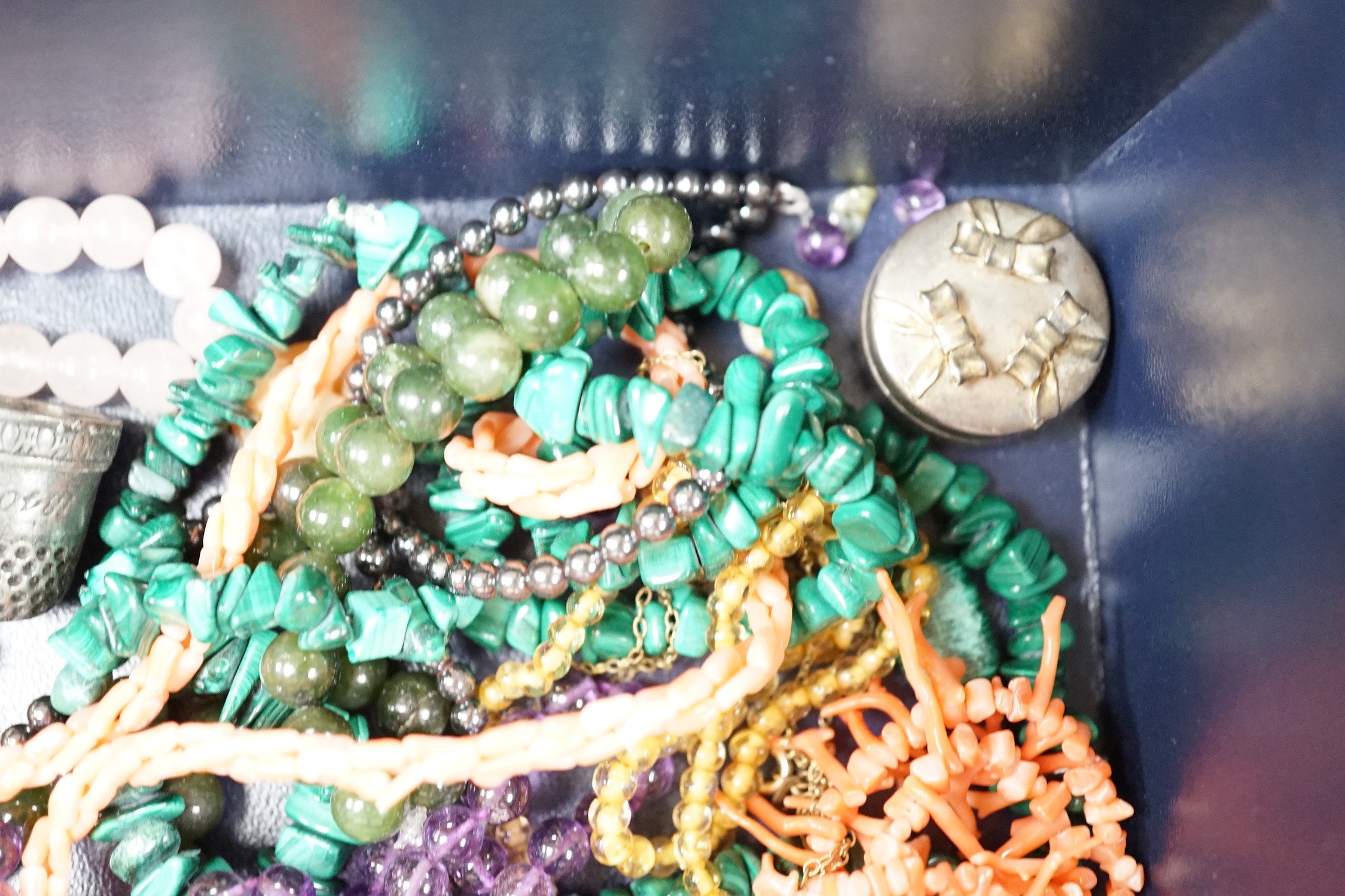 Sundry jewellery including malachite and rose quartz necklaces and unmounted cameos, etc.